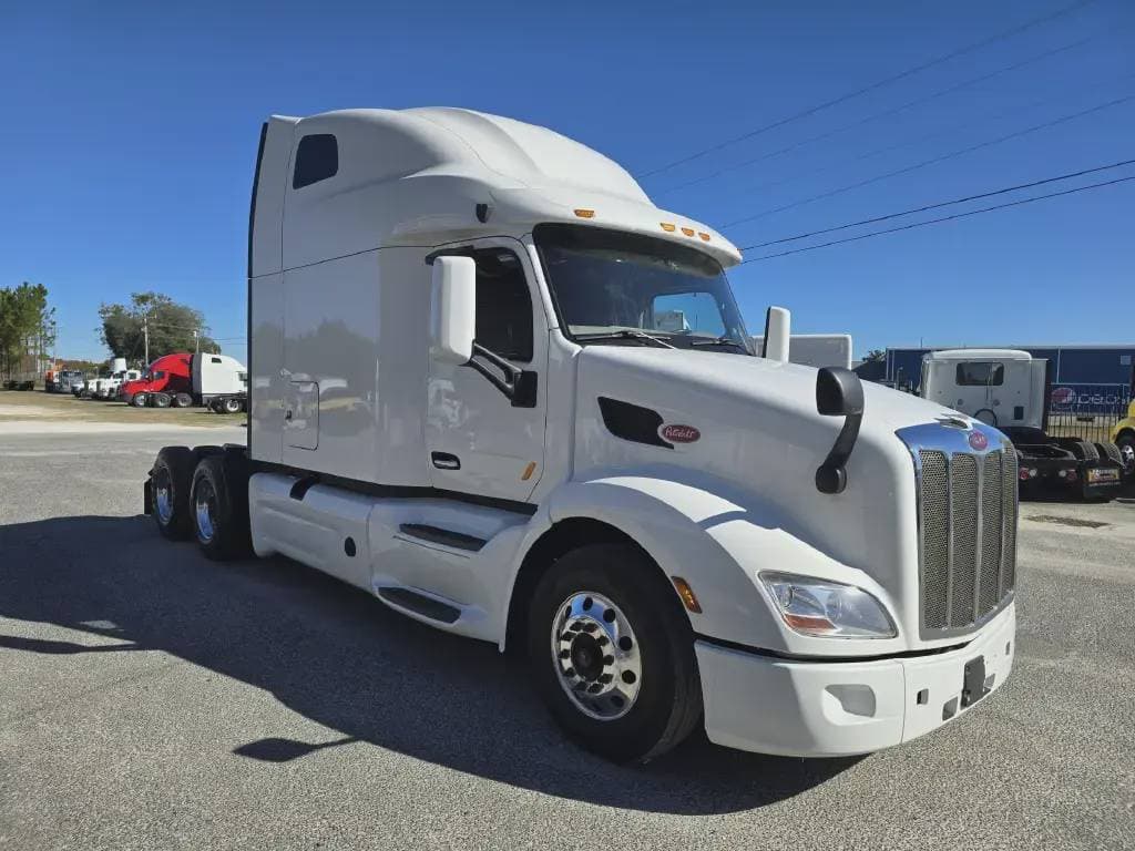 2022 Peterbilt 579 image 3