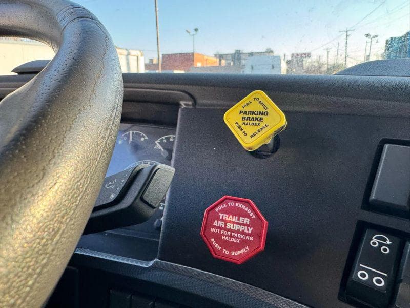 2020 Volvo VNL image 24