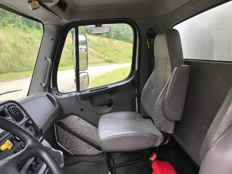 2021 Freightliner M2 image 9