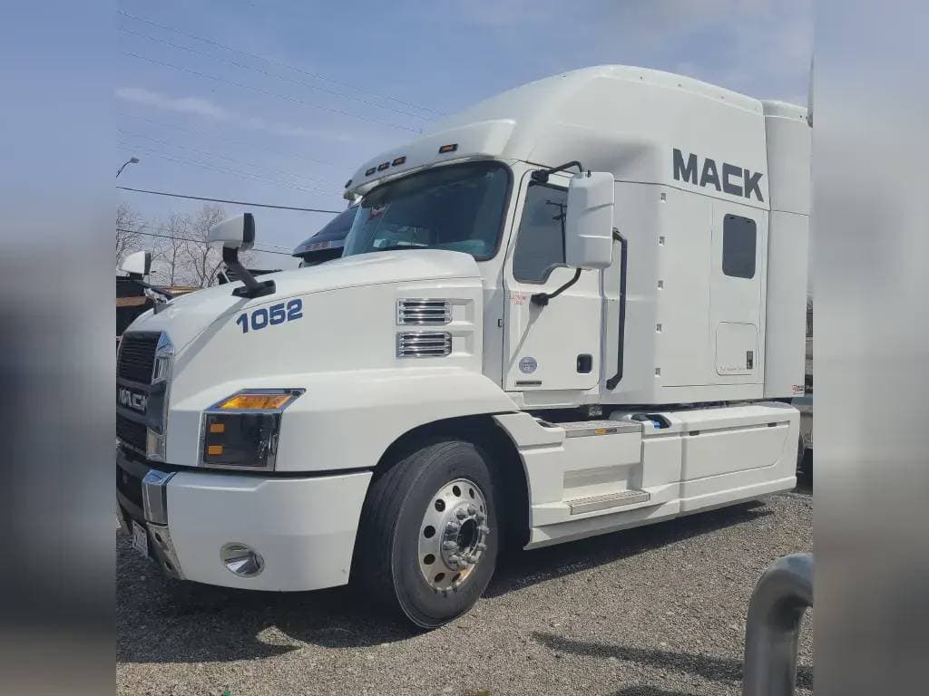 Used 2020 MACK Conventional - Sleeper Truck image 2