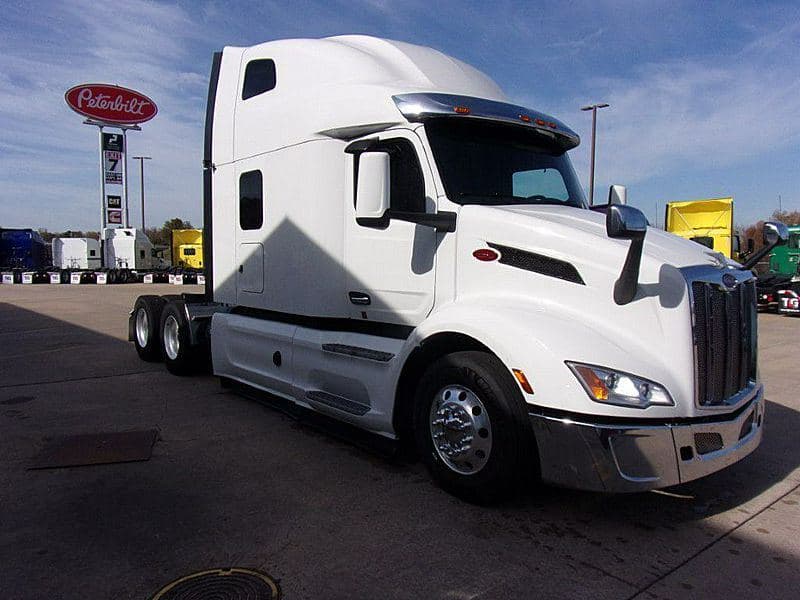 2023 Peterbilt 579 image 3