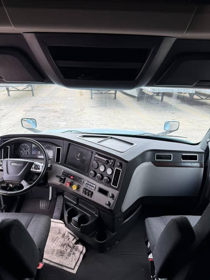 2020 Freightliner Cascadia image 12