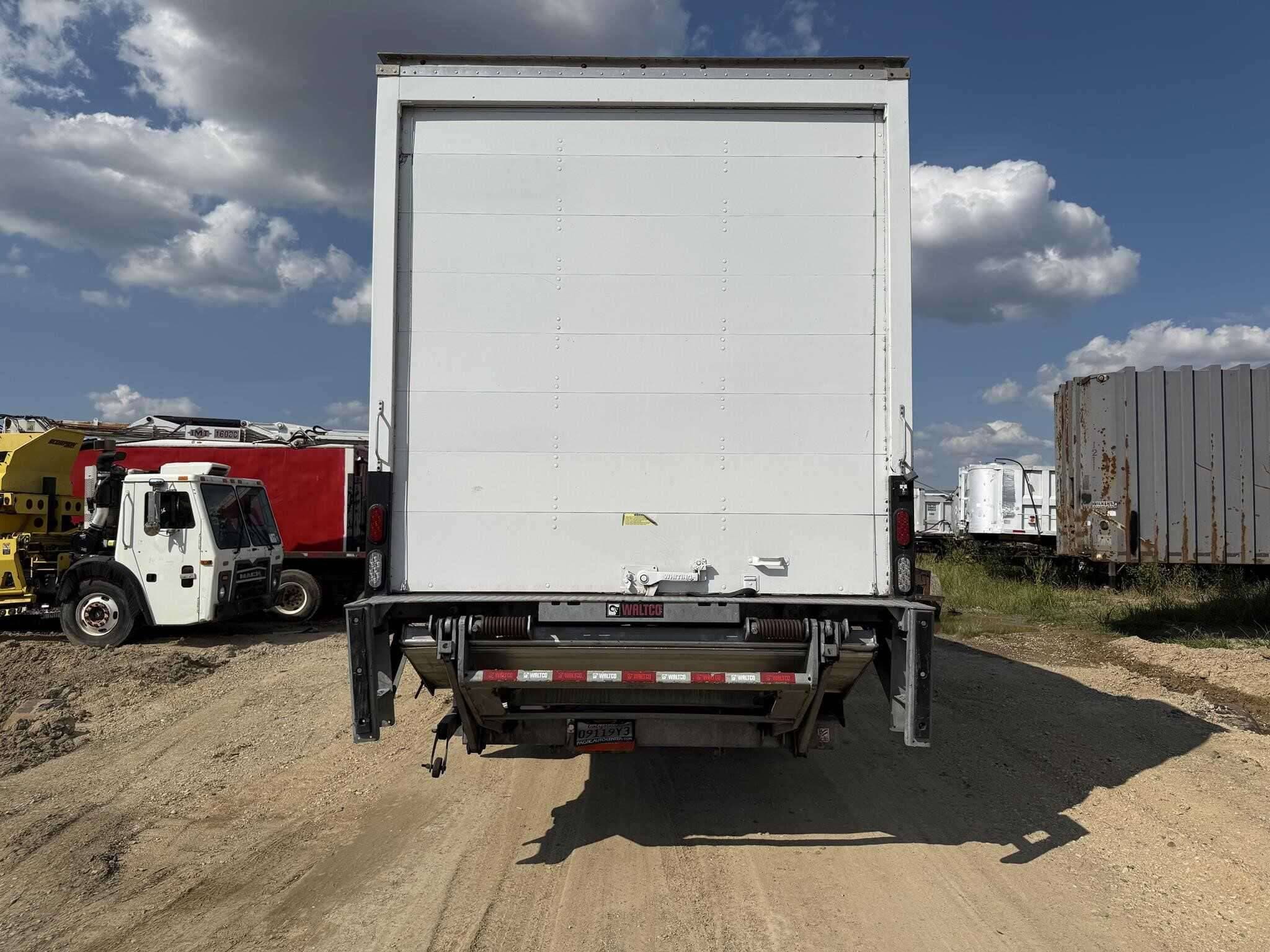 2022 Freightliner M2 image 9