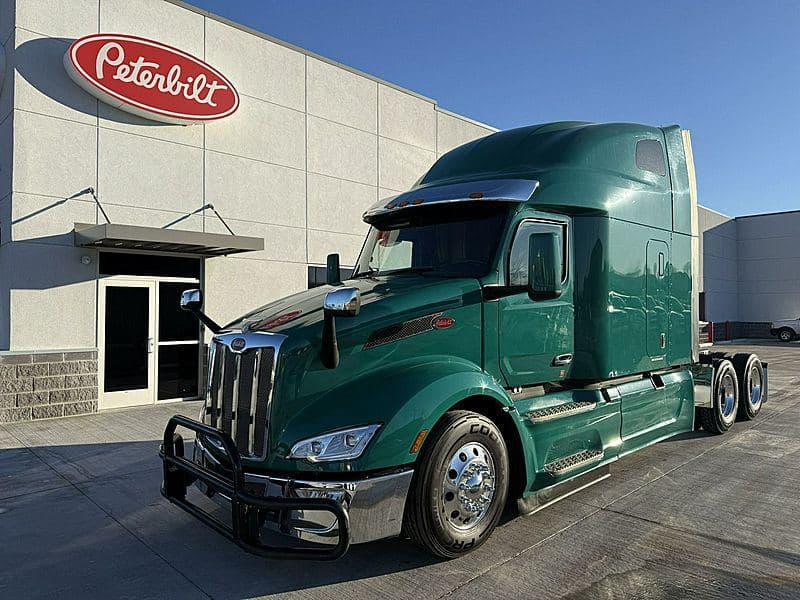 2023 Peterbilt 579 image 1