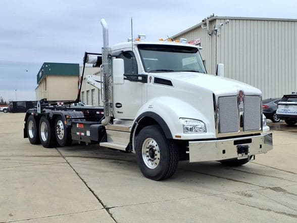 2025 Kenworth T880 image 1