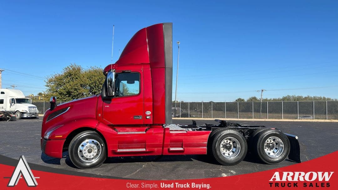 2022 Volvo VNL64T300 image 2