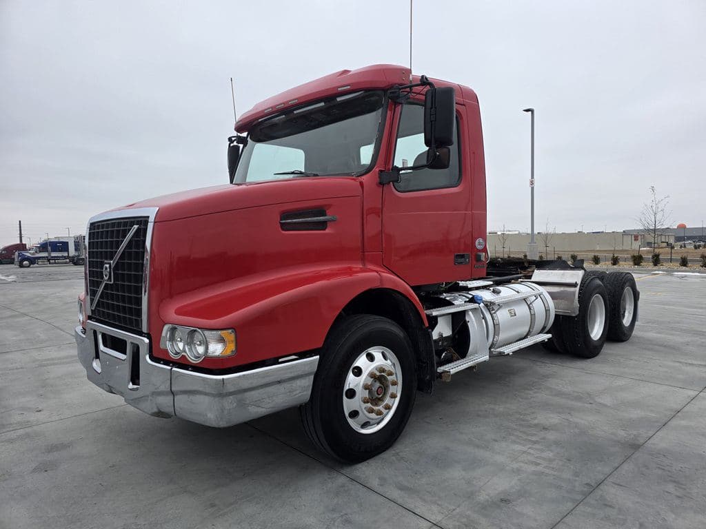 Used 2016 VOLVO VHD84BT image 2