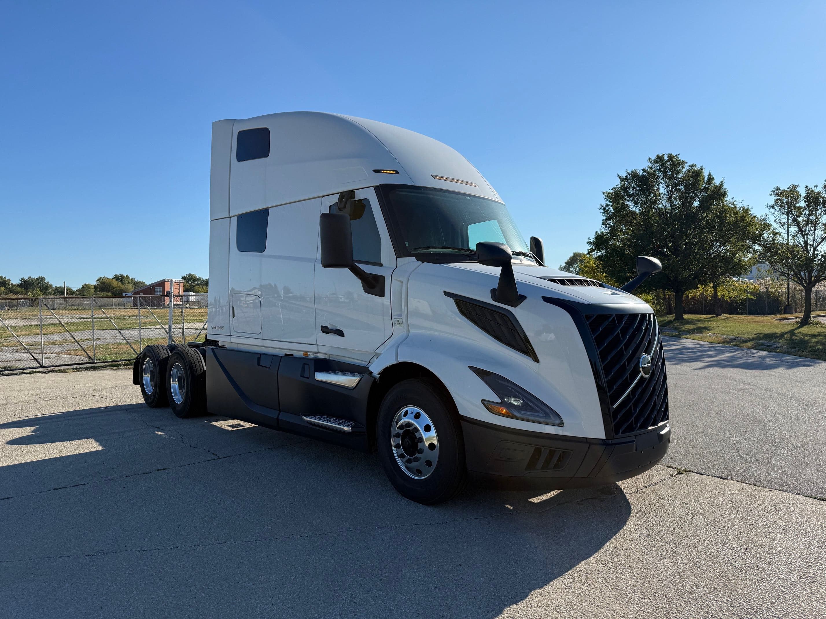 2026 Volvo VNL860 image 3