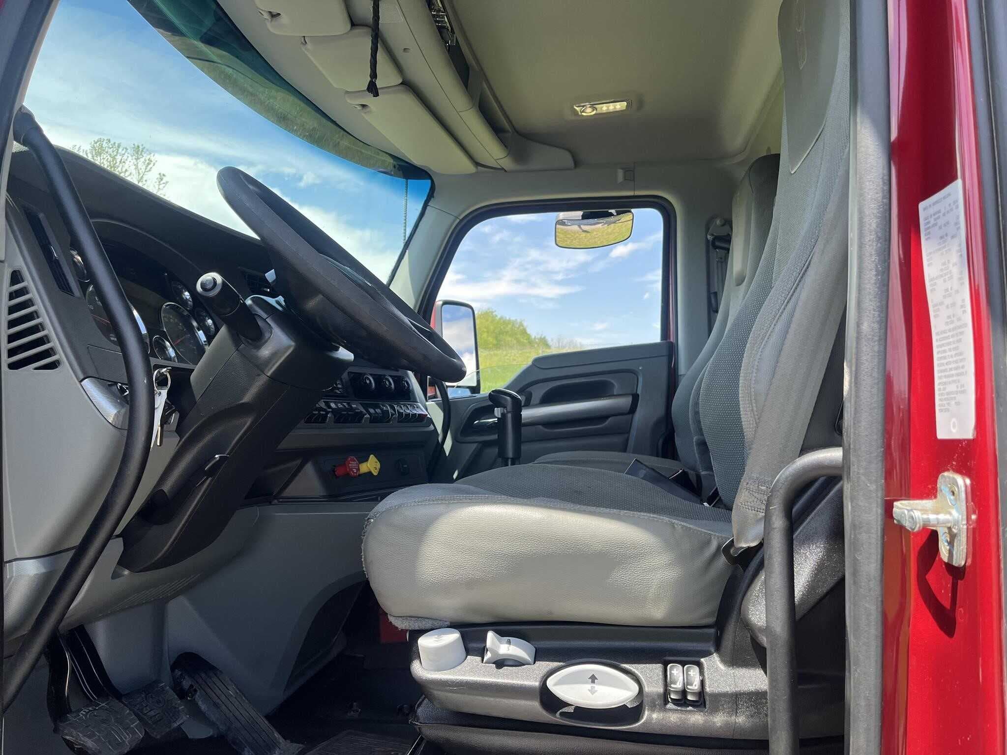 2019 Kenworth T880 image 2