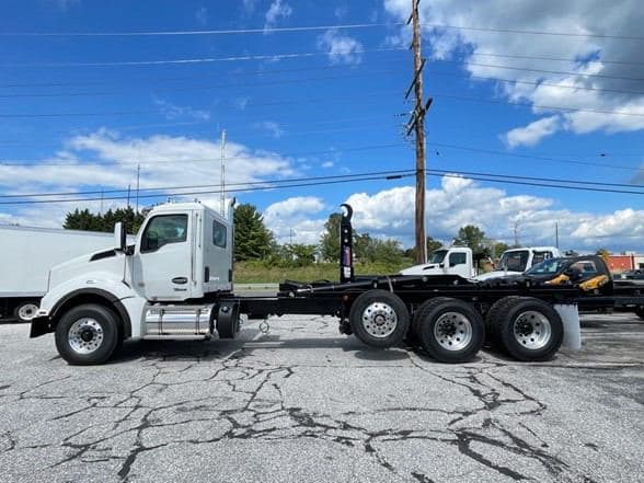 2025 Kenworth T880 image 9