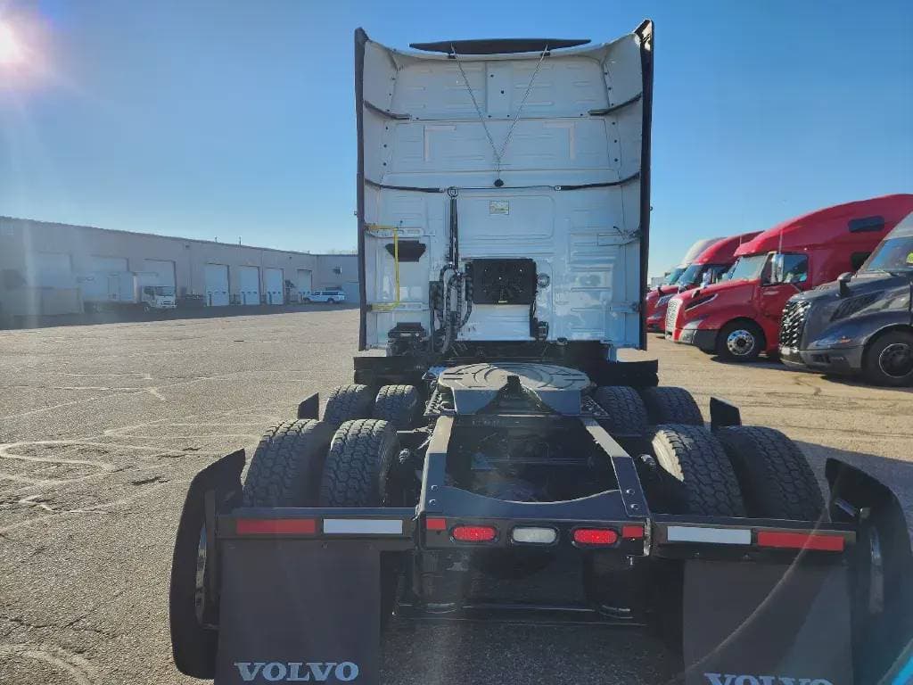 2022 Volvo VNL image 2
