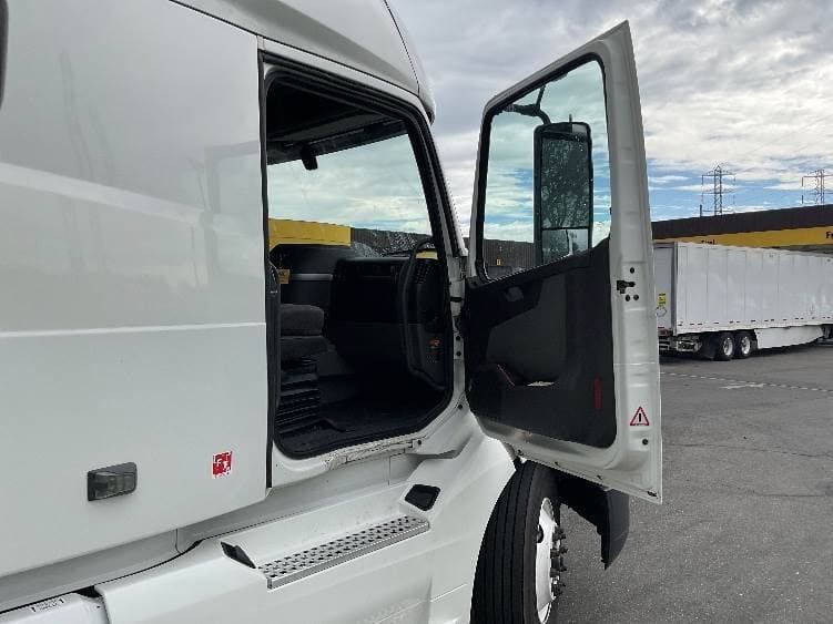 2022 Volvo VNL image 10