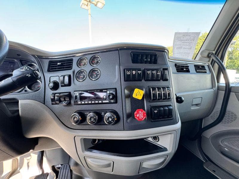 2022 Peterbilt 579 image 33