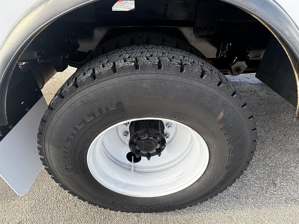 2017 Freightliner M2-106 image 38