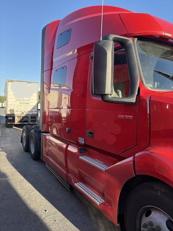 2023 Volvo VNL64T760 image 3