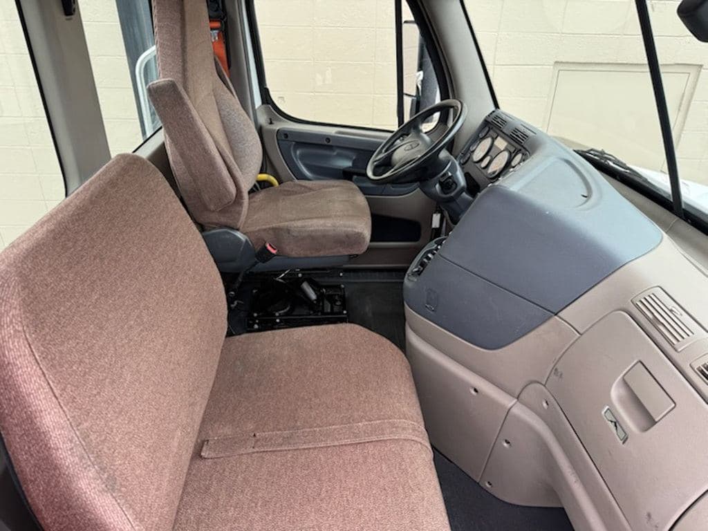 Used 2019 FREIGHTLINER CA12564DC image 32