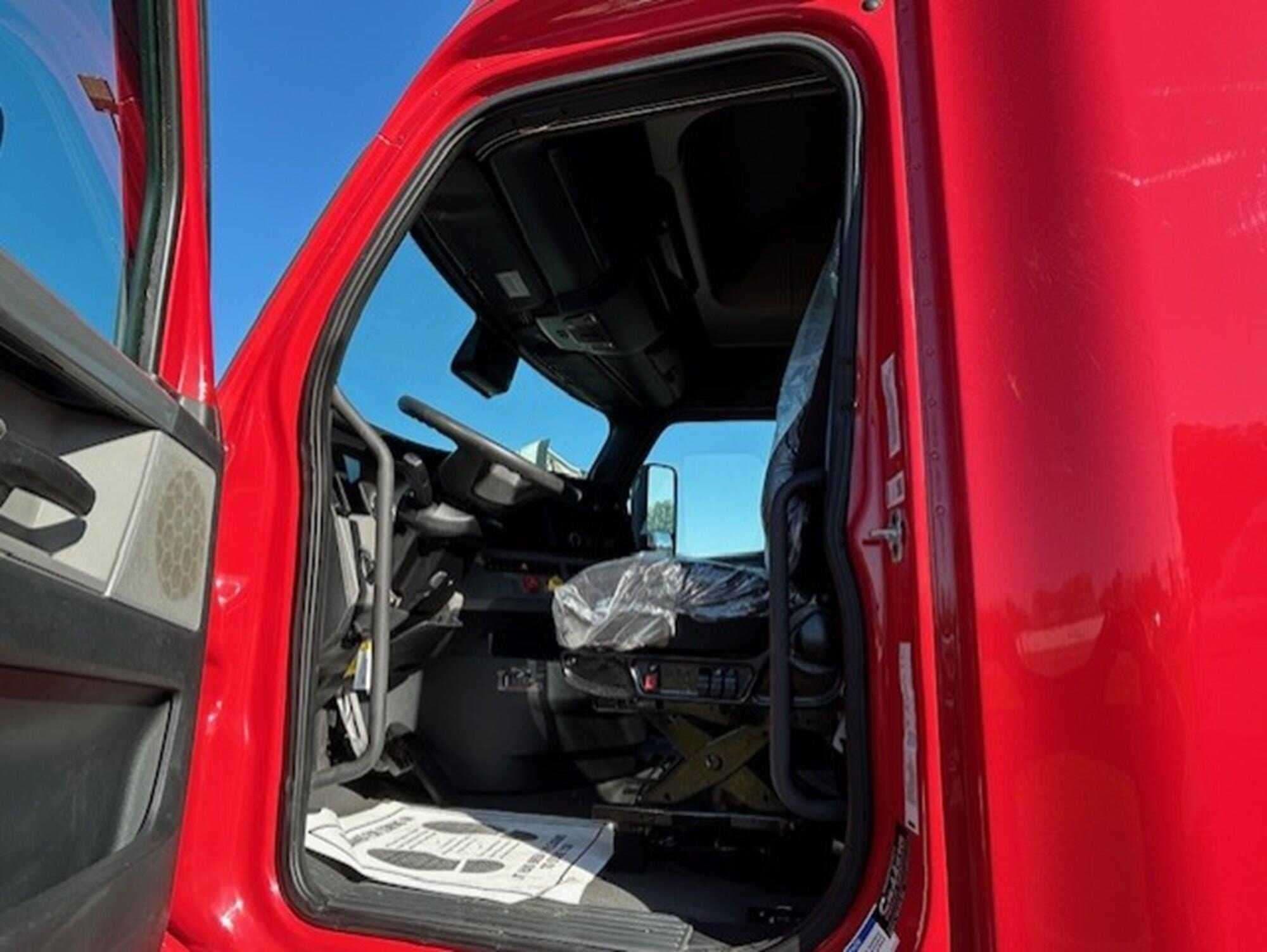 2022 Freightliner Cascadia 126 image 3