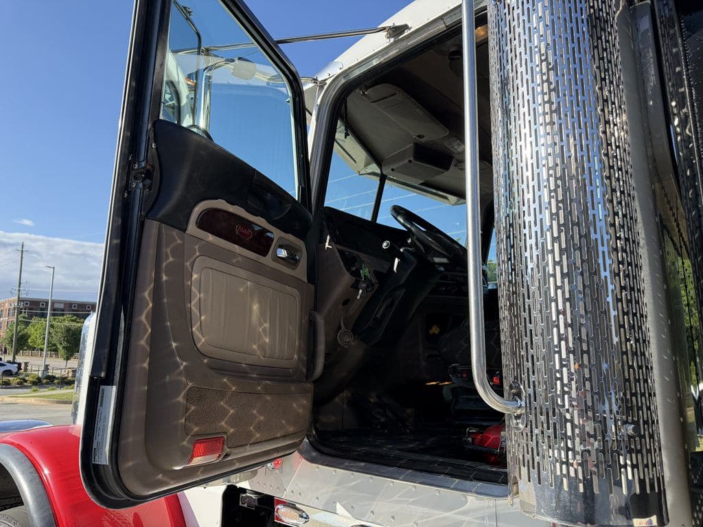 Used 2024 PETERBILT 389 image 7