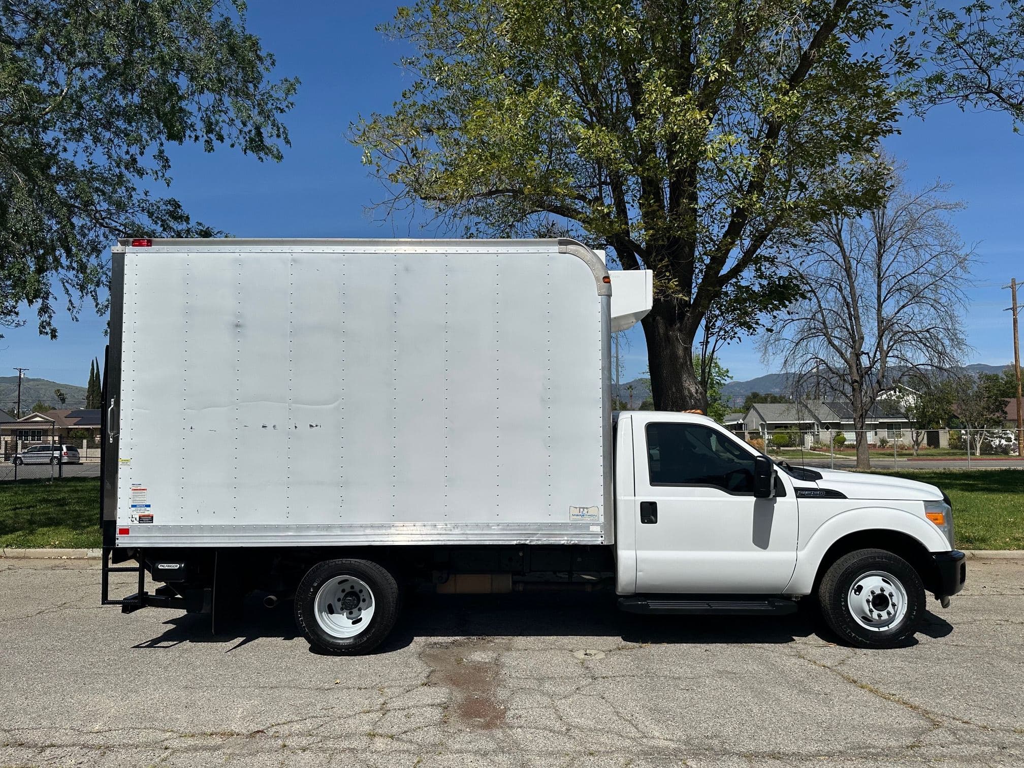 2016 Ford F-350 Reefer Box Truck with Liftgate image 3