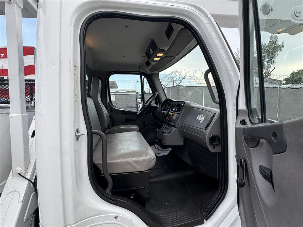 2018 Freightliner M2-106 image 52