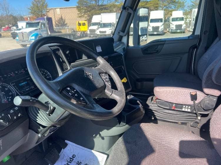 2022 International LT625 image 6