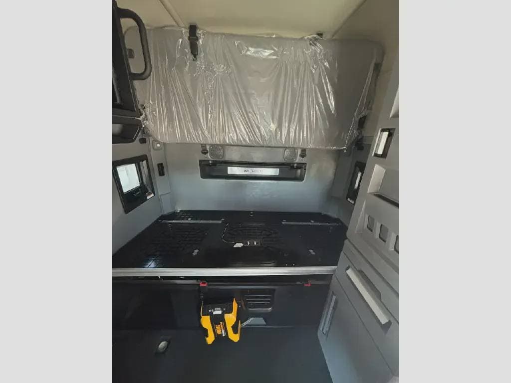 Used 2022 MACK Conventional - Sleeper Truck image 5