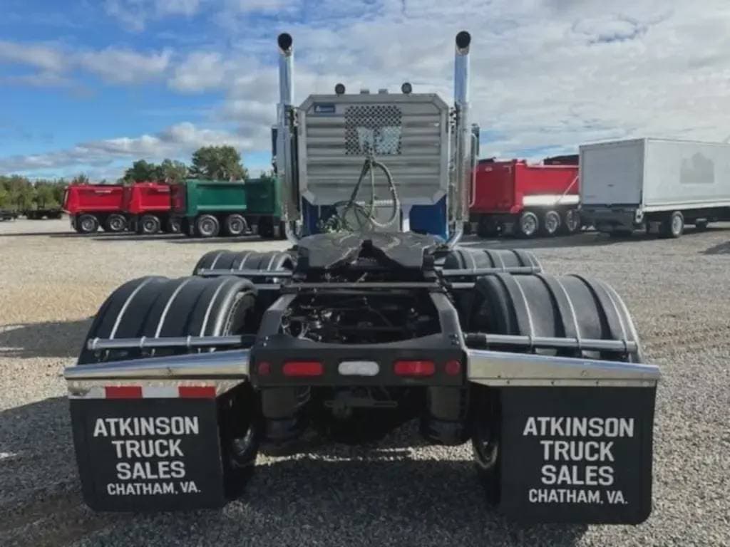 2022 Peterbilt 389 image 4