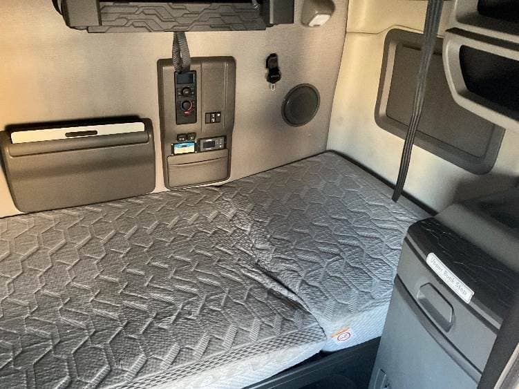 2022 Volvo VNL image 14