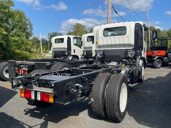 2024 Isuzu NRR image 9