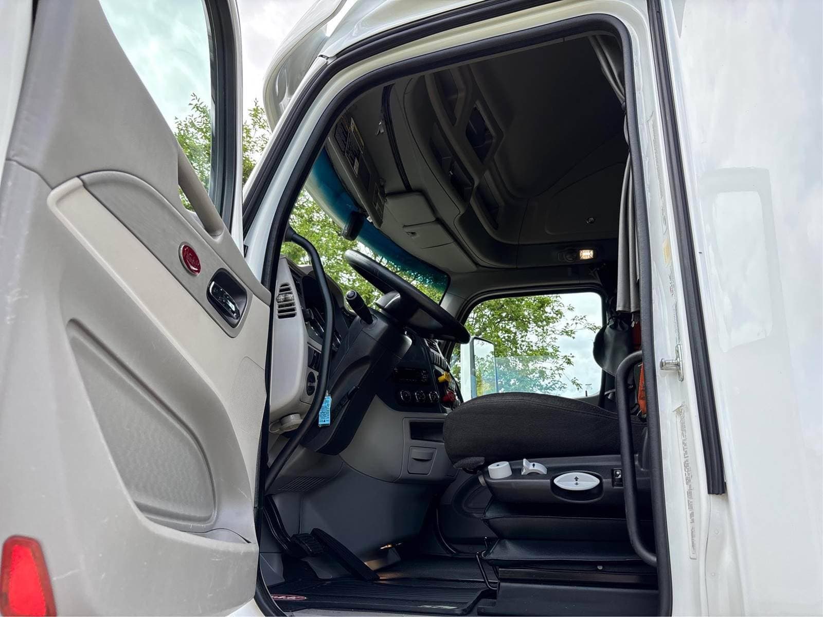 2021 Peterbilt 579 image 4