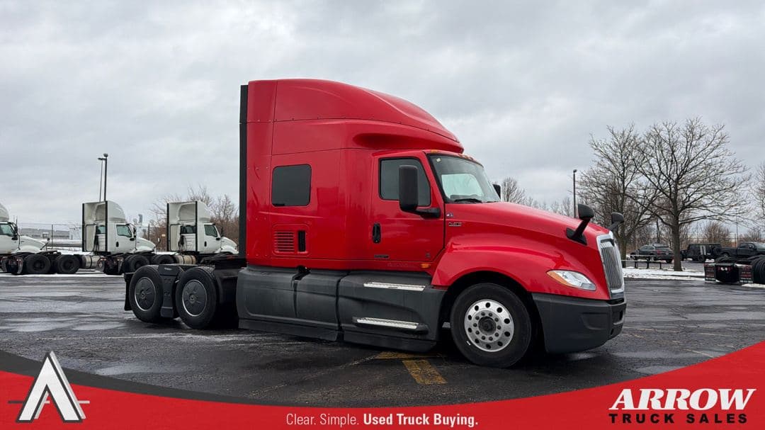 2021 International LT625 image 6