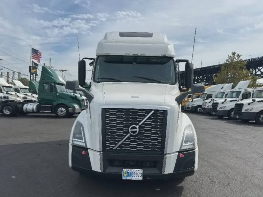 2022 Volvo VNL image 2
