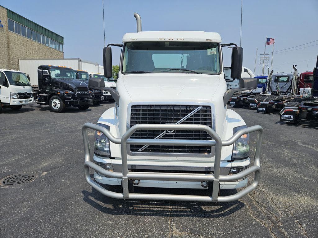 2017 Volvo VNL image 7