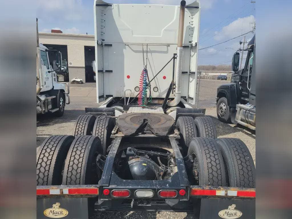 Used 2020 MACK Conventional - Sleeper Truck image 10