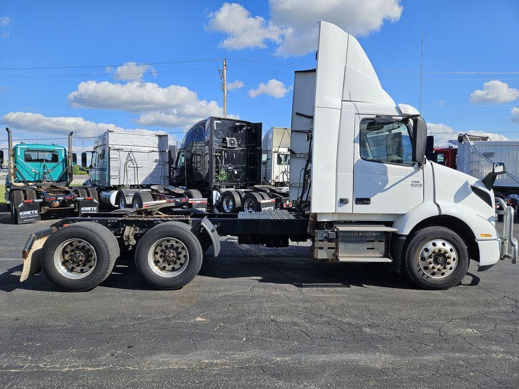 2019 Volvo VNR image 6