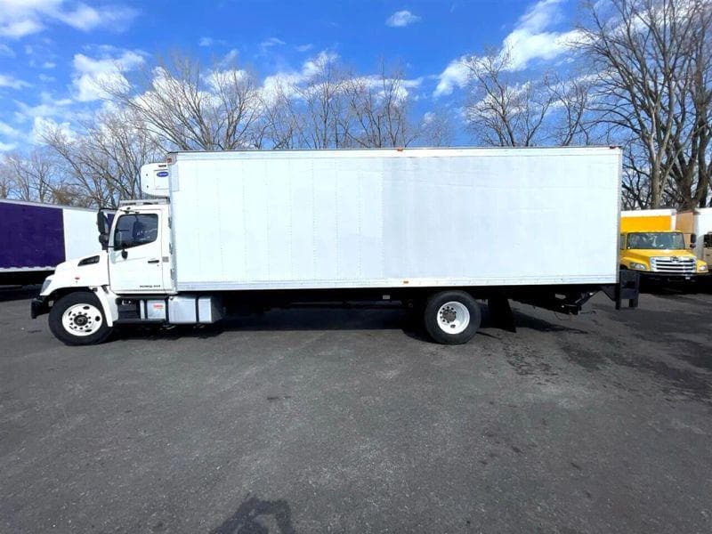 2015 Hino 268 image 3