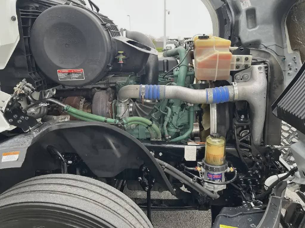 2022 Volvo VNL image 9