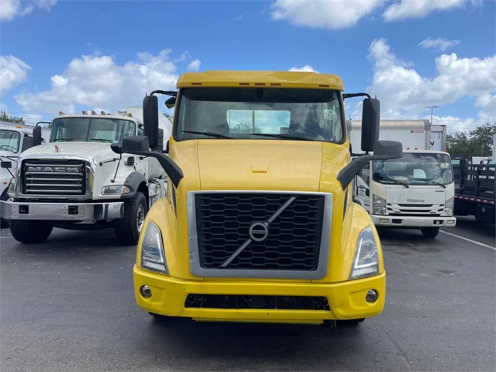 2020 Volvo VNR image 3