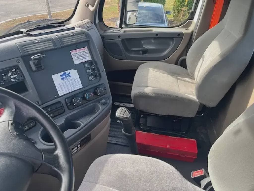 2020 Freightliner Cascadia 113 image 14