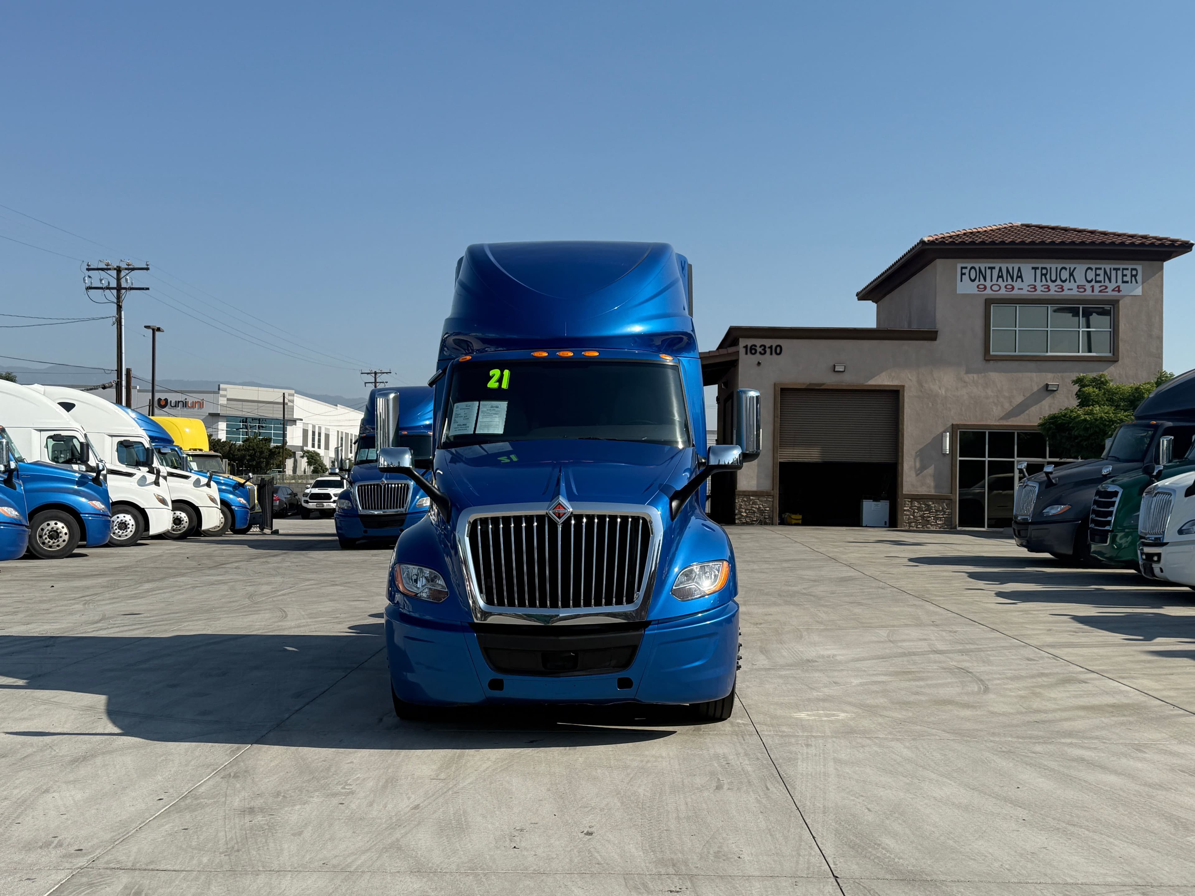 2021 International LT image 2