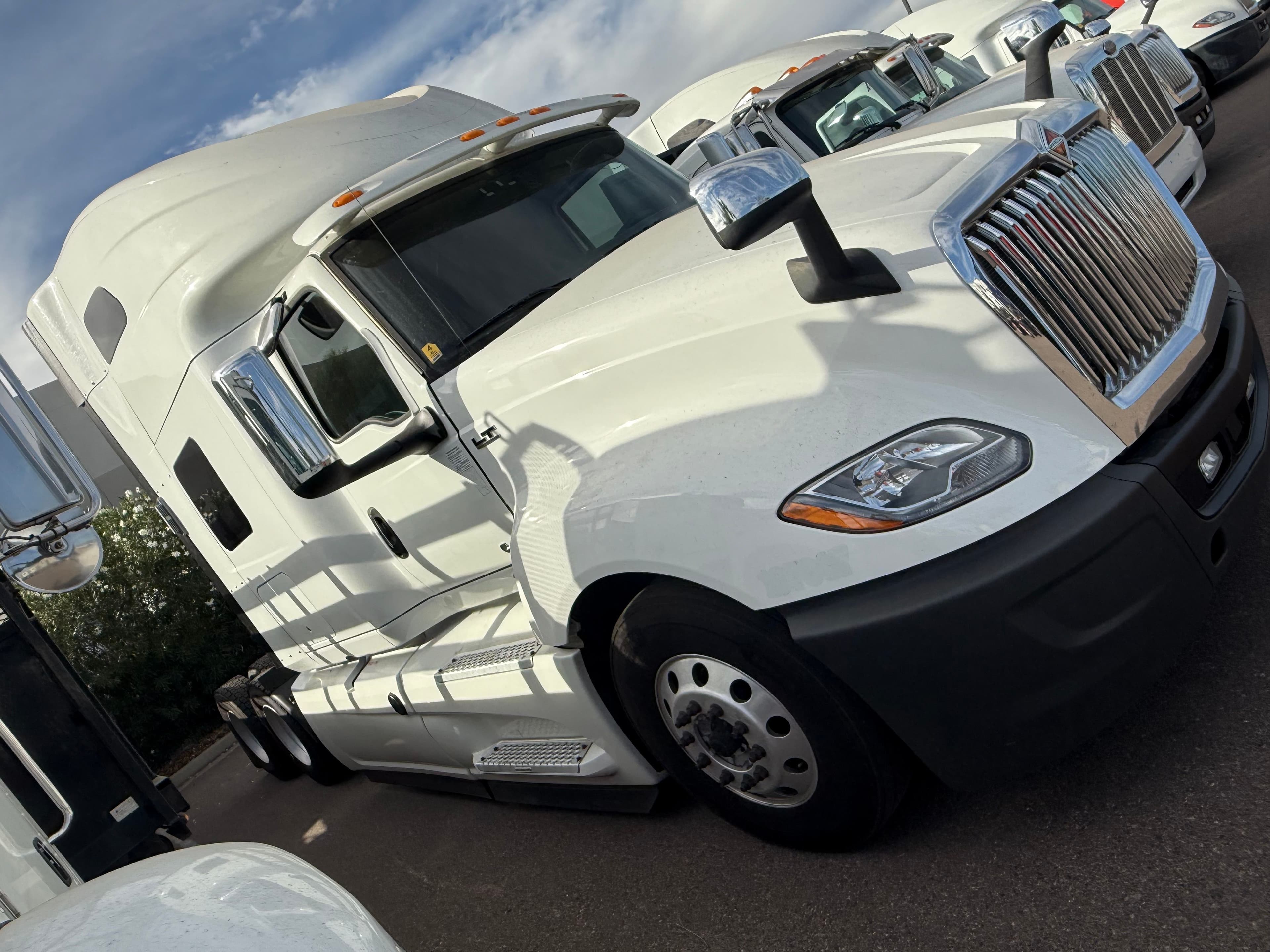 2020 International LT625 image 2