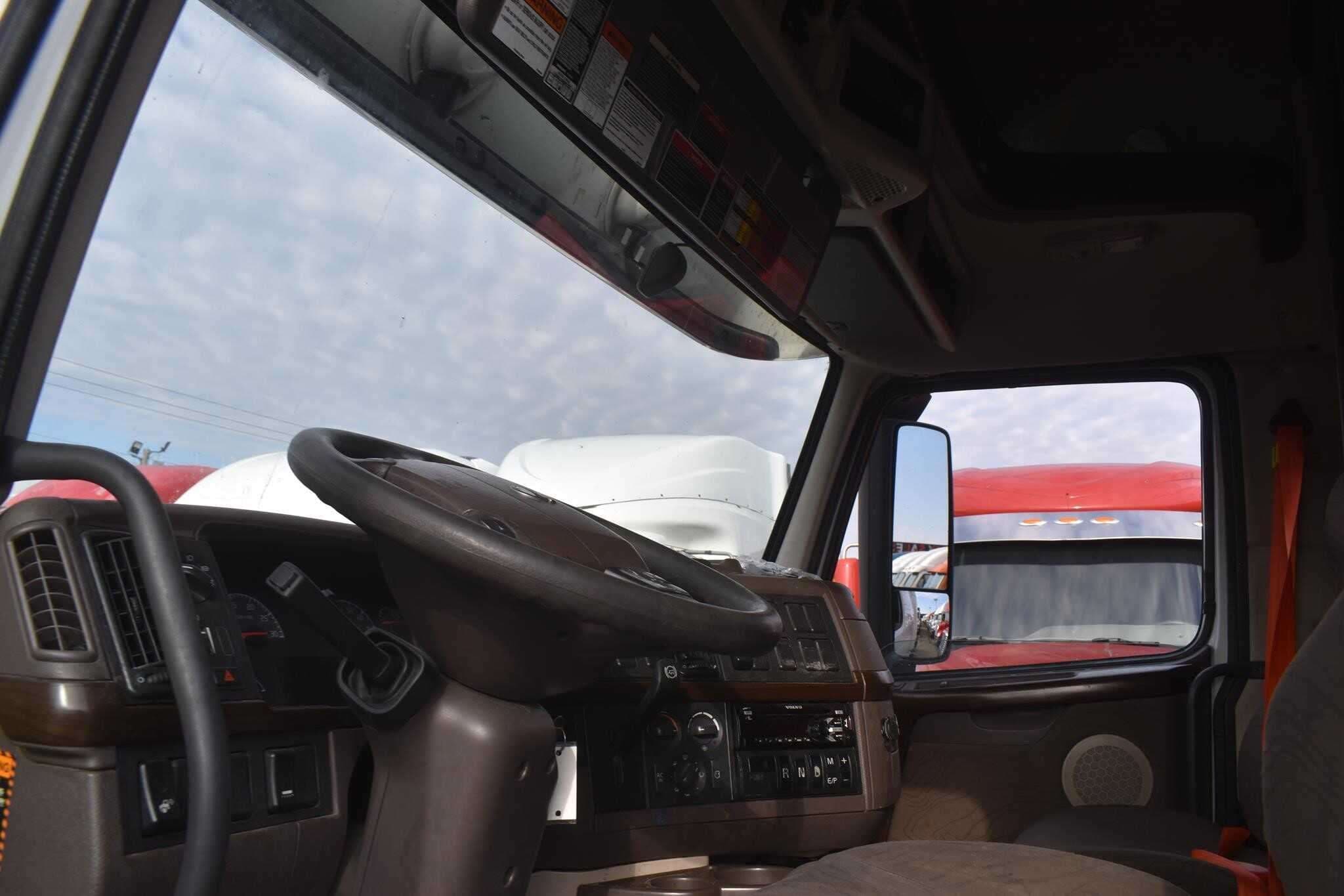 2017 VOLVO VNL64T670 image 4