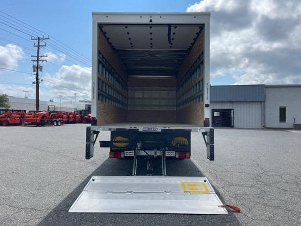 2025 Isuzu NRR image 19