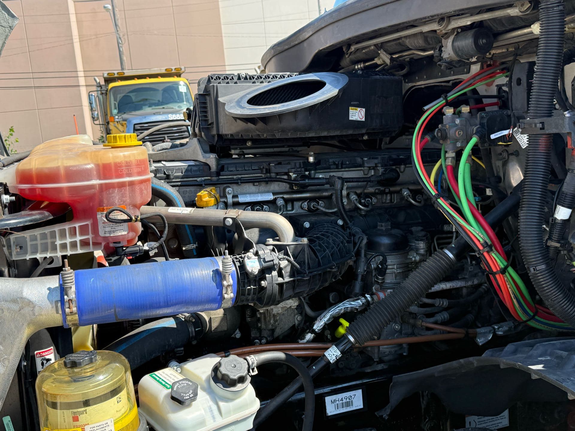 2022 Freightliner - 469k - 11,600 Hours! image 12