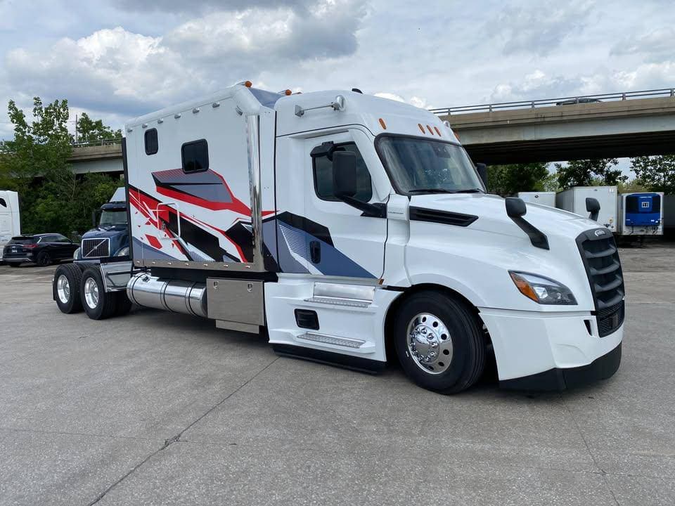 2022 Freightliner Cascadia image 2