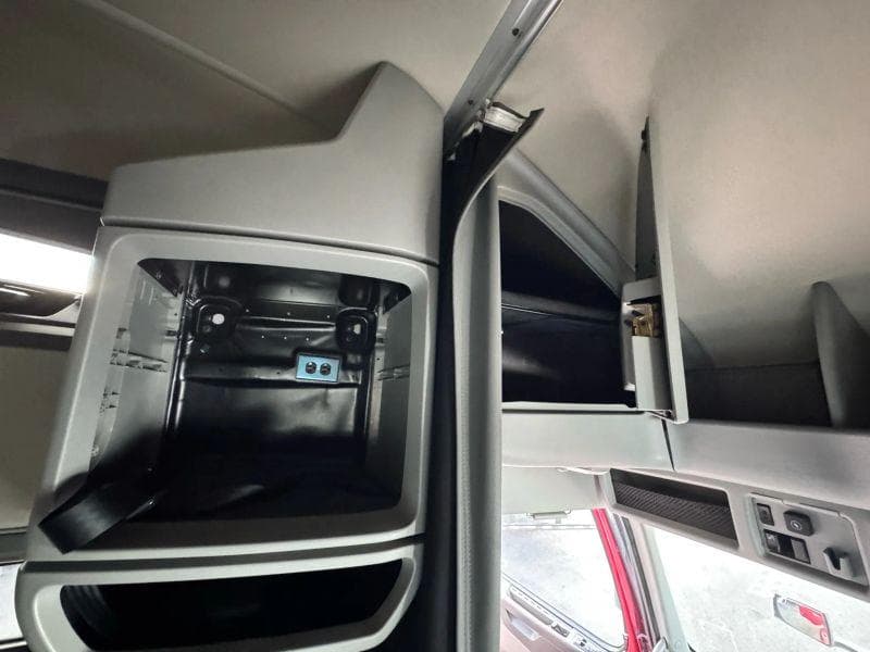 2021 Volvo VNL image 43