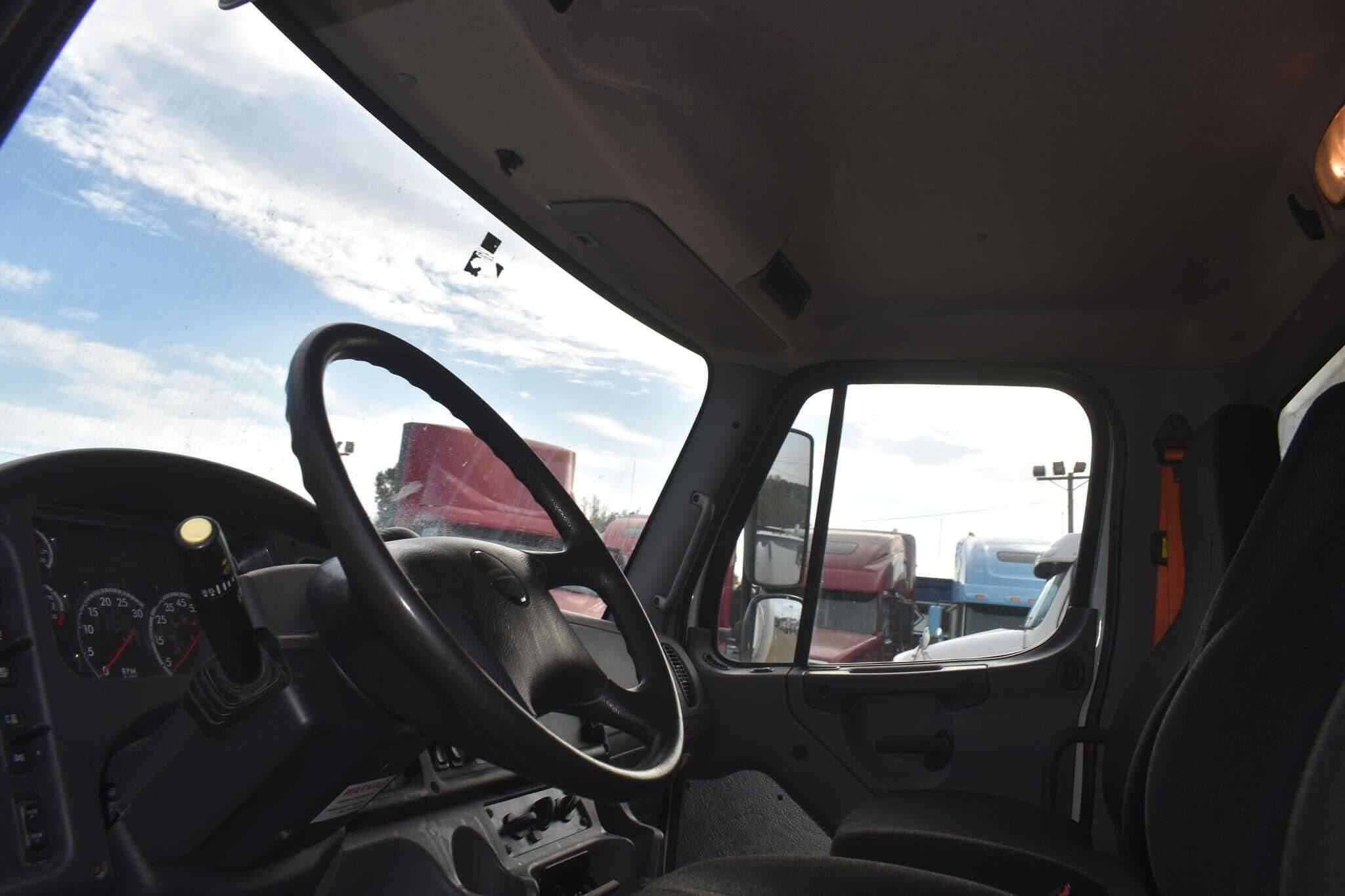 2019 Freightliner M2 image 4