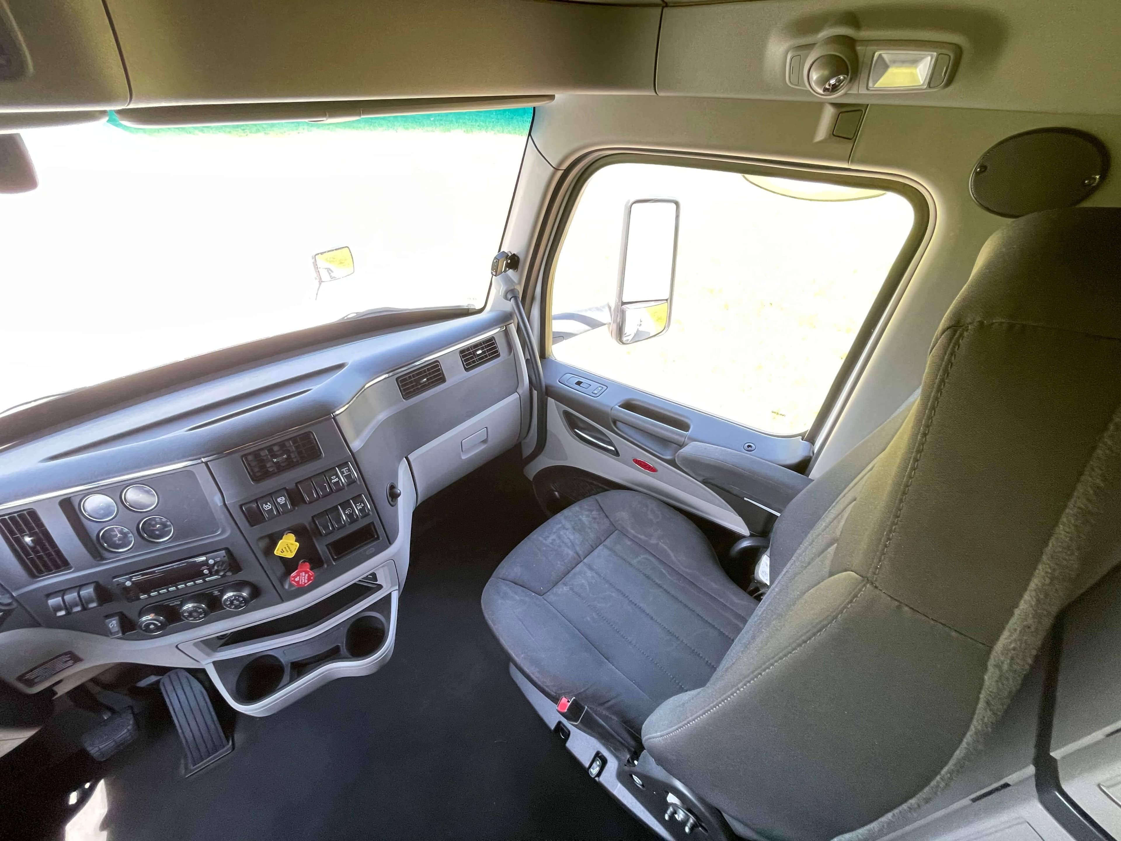 2022 Peterbilt 579 image 15