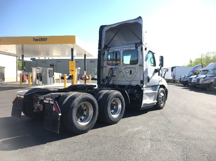 Used 2020 FREIGHTLINER Conventional - Day Cab, Tractor - CASCADIA 113 image 5
