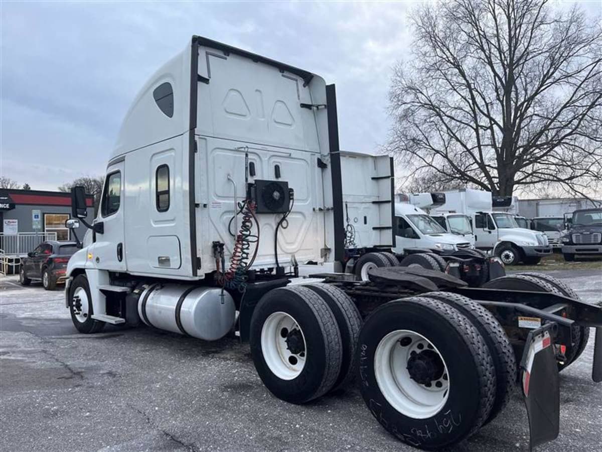 2018 Freightliner Cascadia 125 Sleeper Semi Truck - 72" Condo Sleeper, 475HP, 10 Speed Automatic image 2